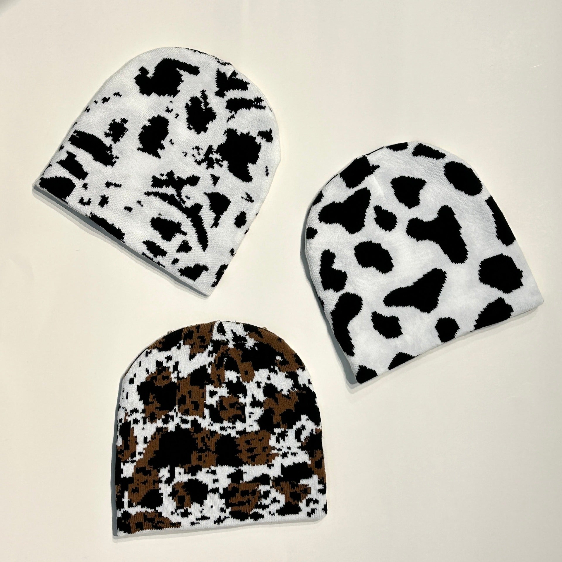 Wholesale Acrylic Cow Patterned Knitted Hats for Sports Skiing and Warmth Protection